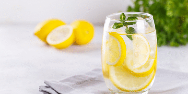 água com limão em jejum