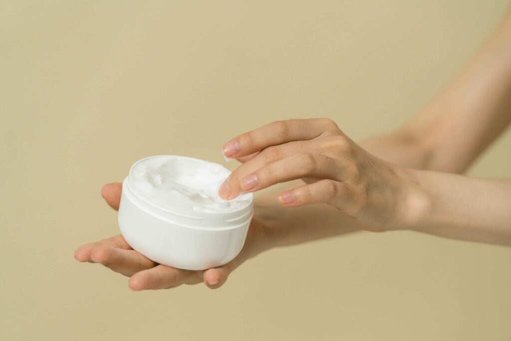 Mulher aplicando Melhor Creme Clareador de Virilha