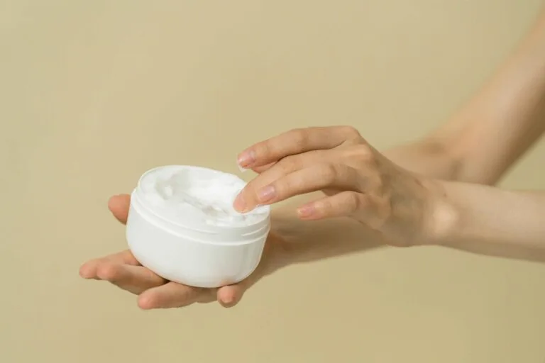 Mulher aplicando Melhor Creme Clareador de Virilha